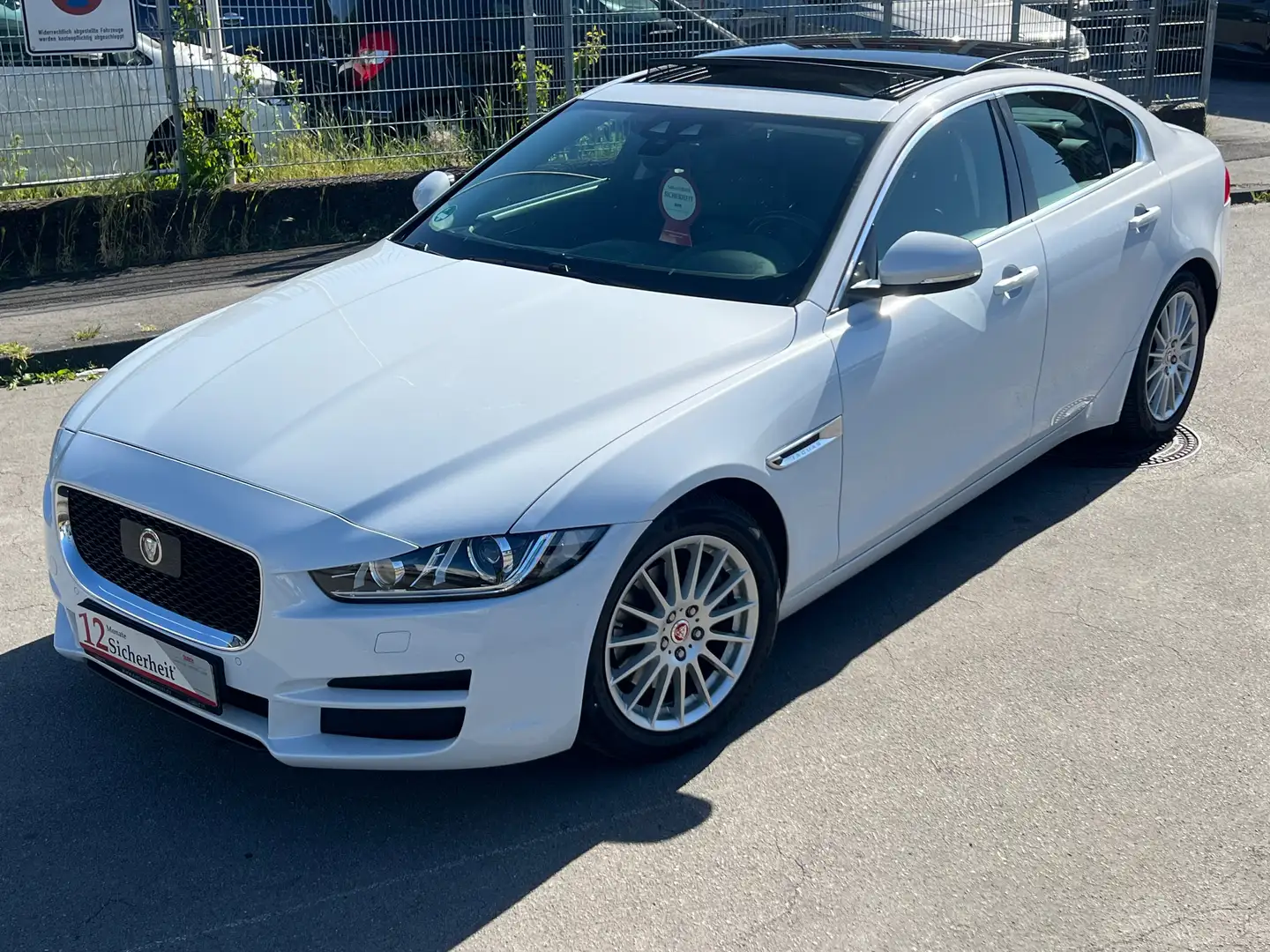 Jaguar XE Prestige*PANORAMA DACH*LEDER*VOLLAUSSTATUNG* Weiß - 1