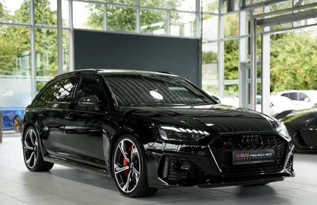 Audi RS4 view 5