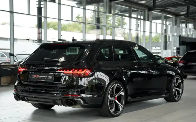 Audi RS4 view 8