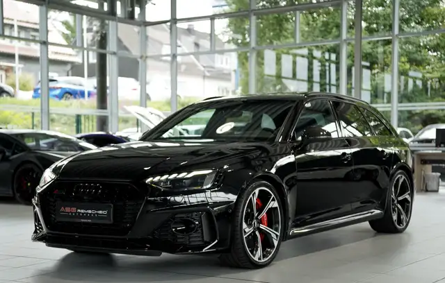Audi RS4 view 4