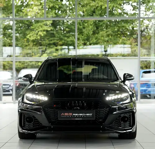 Audi RS4 view 3