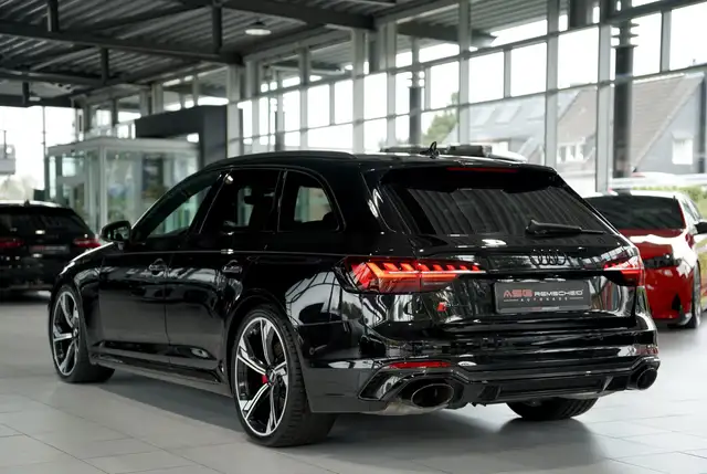 Audi RS4 view 10