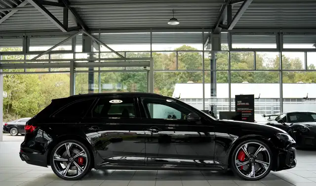 Audi RS4 view 6