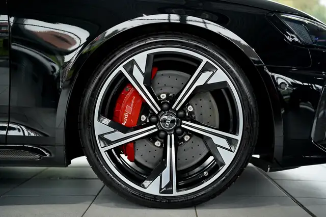 Audi RS4 view 7
