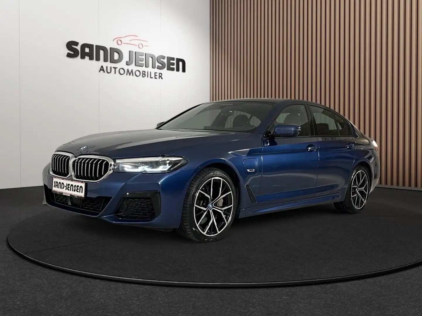 BMW 545 e 3,0 xDrive Limo M-Sport AHK H&K ACC Shadow Blau - 2