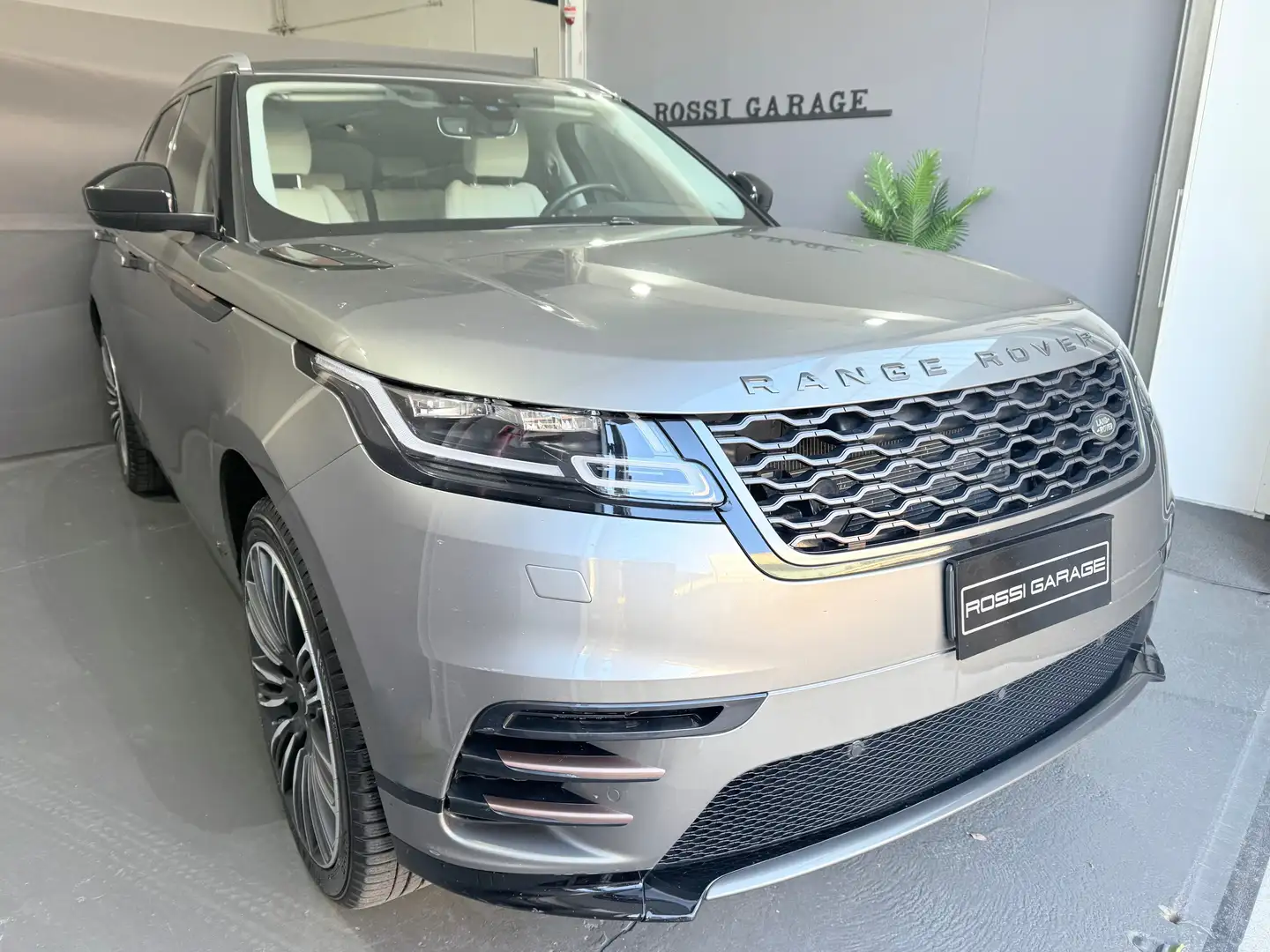 Land Rover Range Rover Velar Range Rover Velar 2.0 R-Dynamic SE 180cv auto Grijs - 1