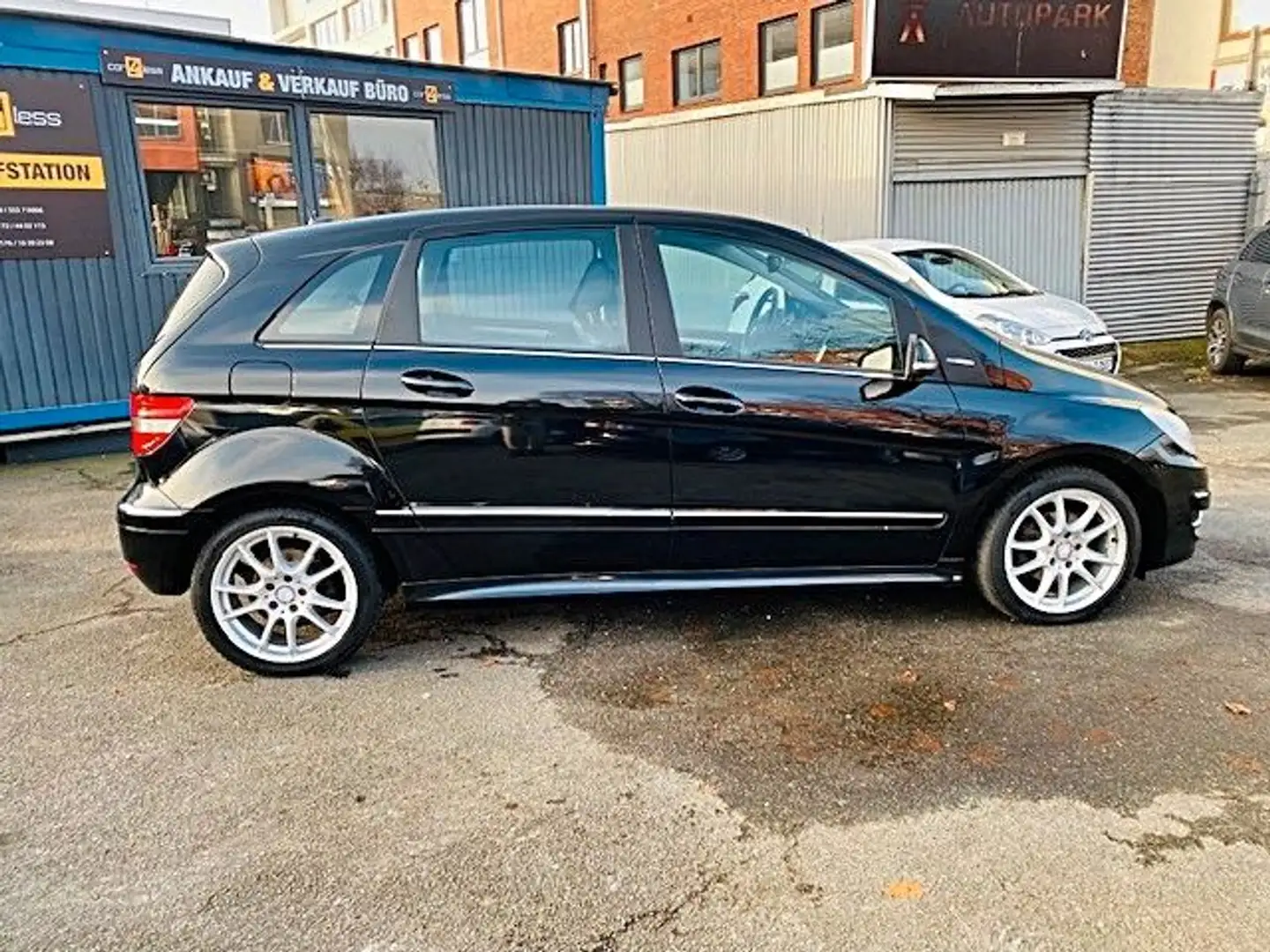 Mercedes-Benz B 160 BlueEFFICIENCY Schwarz - 2