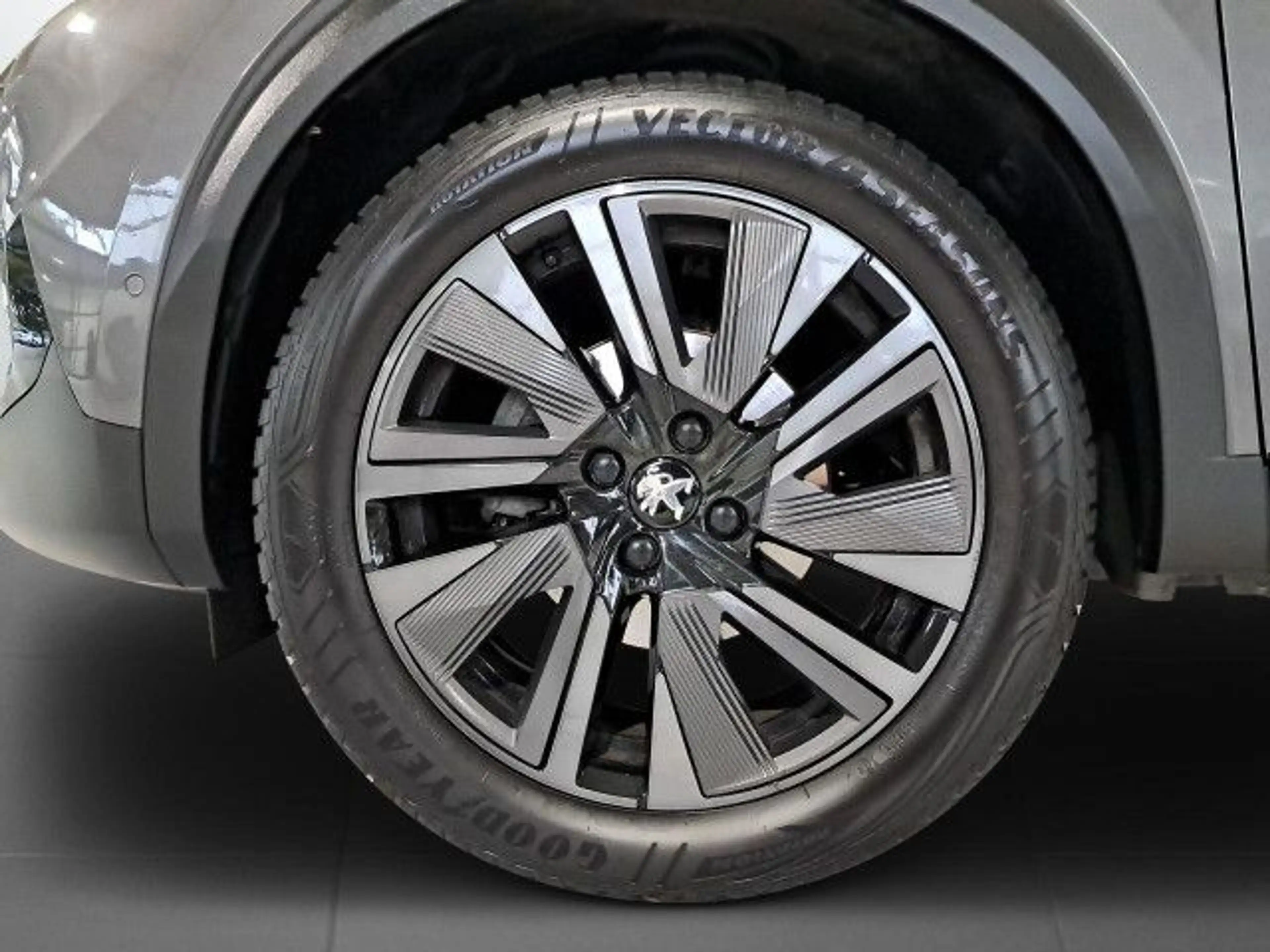 Peugeot 2008 GTLI PUTE130 EAT Navi LED Klima Einparkhilfe — photo 15