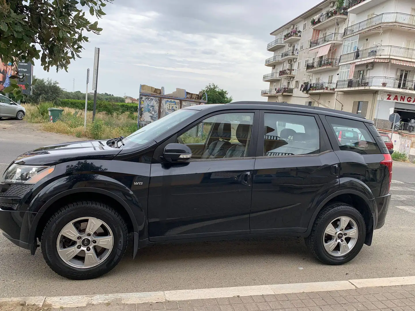 Mahindra XUV500 Awd Schwarz - 2