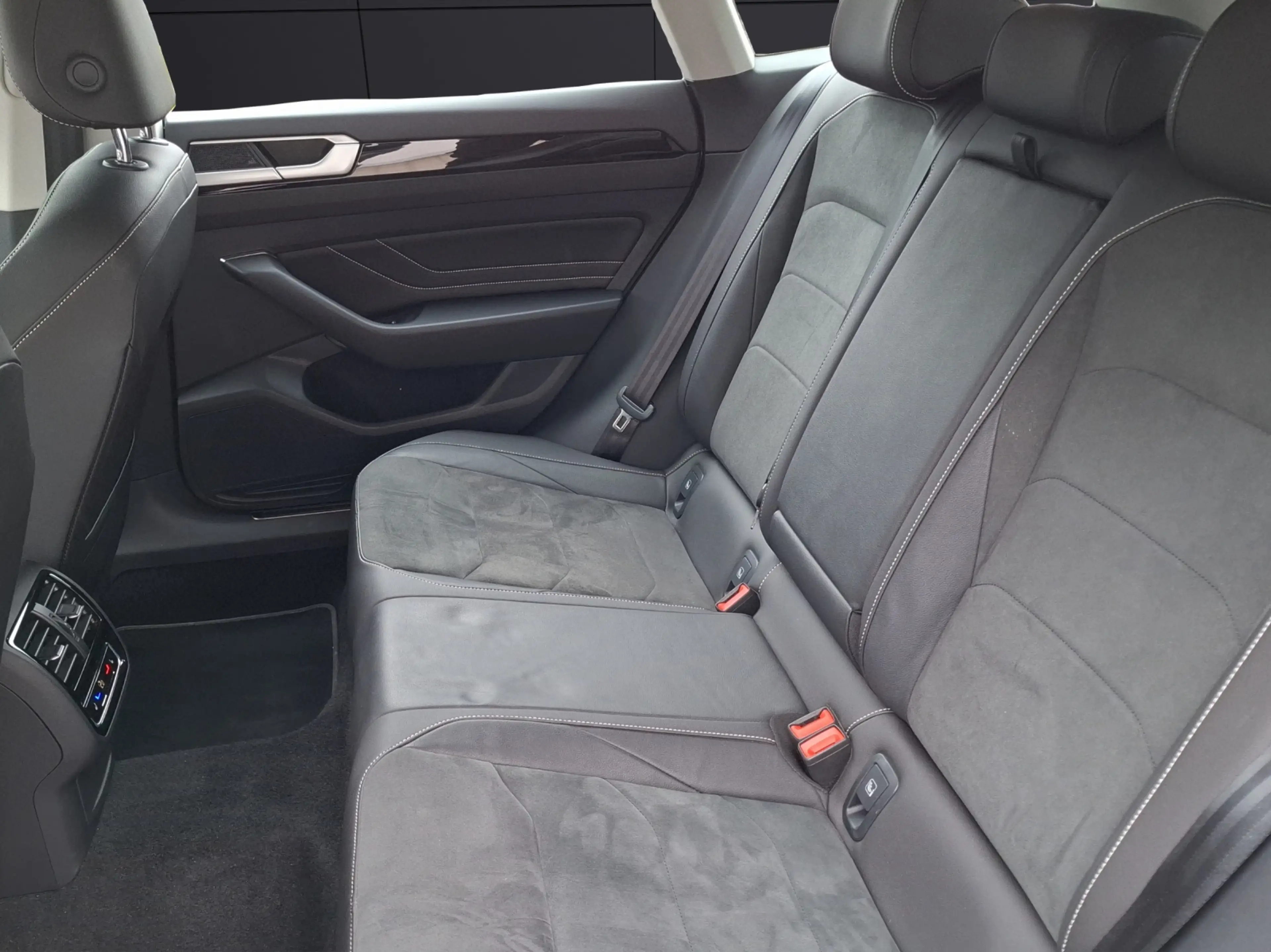 Volkswagen Arteon SB TSI Elegance DSG LED Navi AID ACC PDC SHZ 18" — photo 11