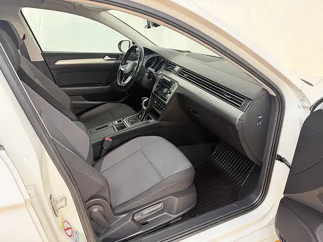 Volkswagen Passat view 5