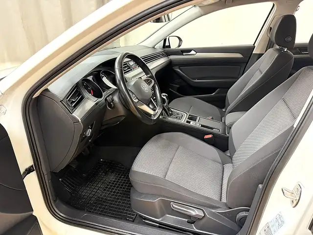 Volkswagen Passat view 9