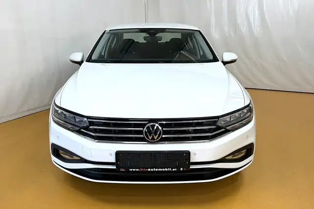 Volkswagen Passat view 10