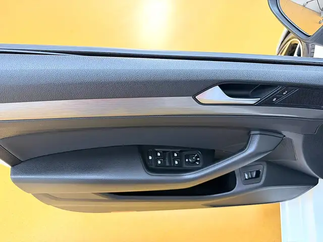 Volkswagen Passat view 19