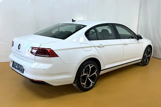 Volkswagen Passat view 4
