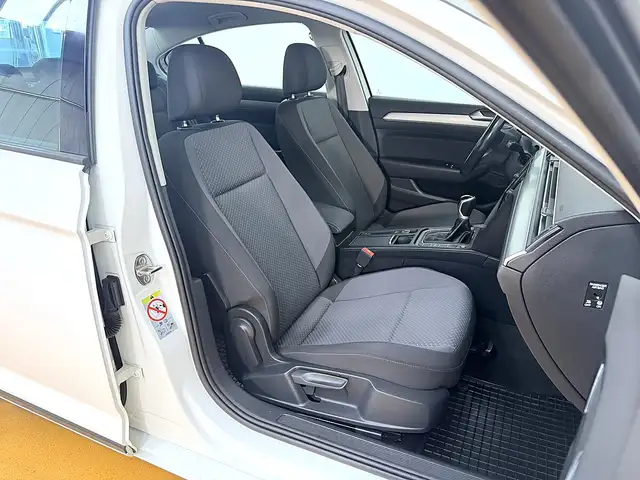 Volkswagen Passat view 8
