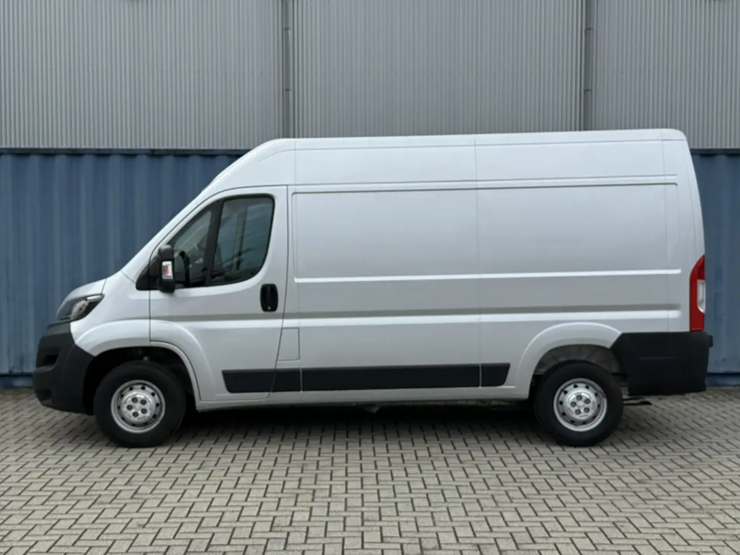 Peugeot Boxer 330 2.2 BlueHDi 120 L2H2 Premium | Achteruitrij ca Gris - 2