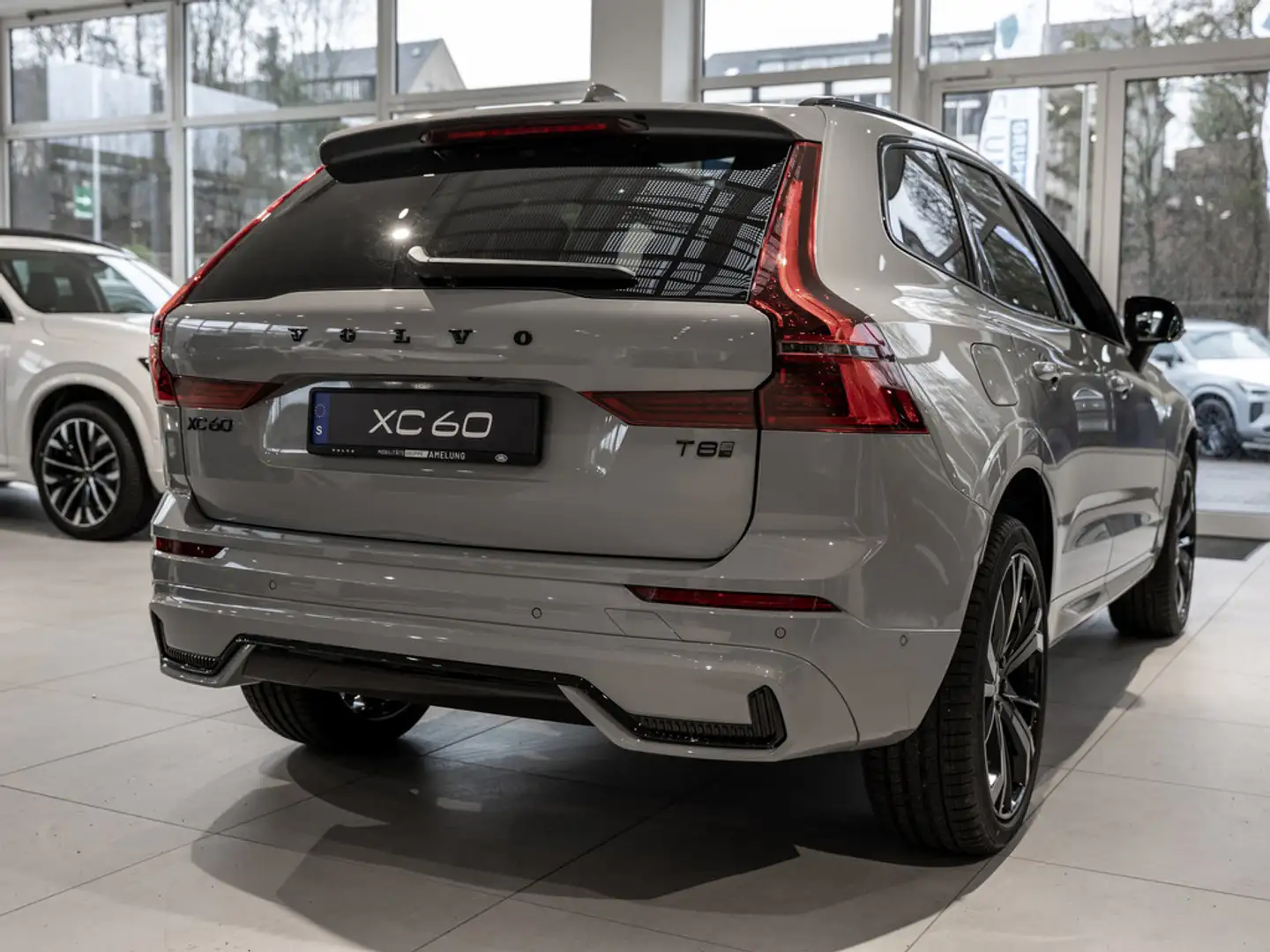 Volvo XC60 T8 Plus Black Edition Recharge Plug-In Hybrid AWD Grau - 2