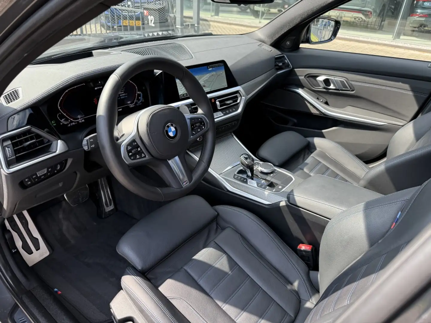 BMW 330 3-serie Touring 330e xDrive M-Sport | Pilot assist Grijs - 2