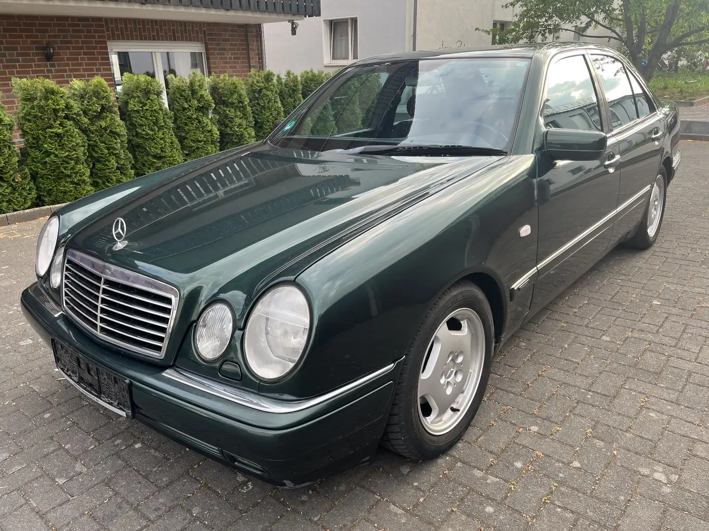 Mercedes-Benz E 240 Avantgarde 1.Hand* AHK* AUTOMATIK*TÜV NEU*Xenon* Zöld - 1