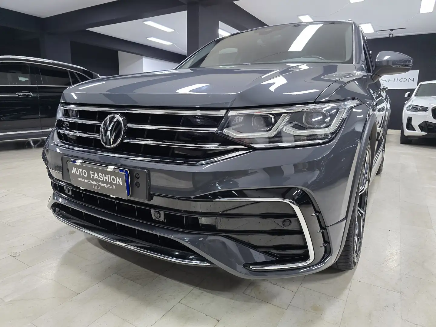 Volkswagen Tiguan Tiguan II 2021 2.0 tdi R-Line 150cv dsg Grigio - 2