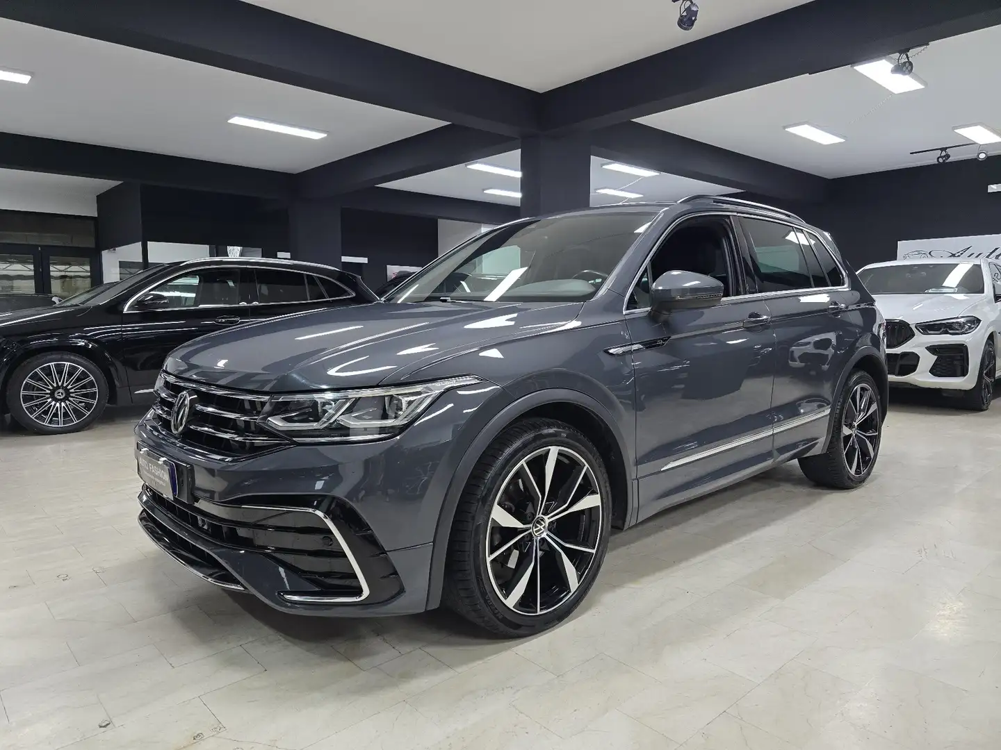 Volkswagen Tiguan Tiguan II 2021 2.0 tdi R-Line 150cv dsg Grigio - 1