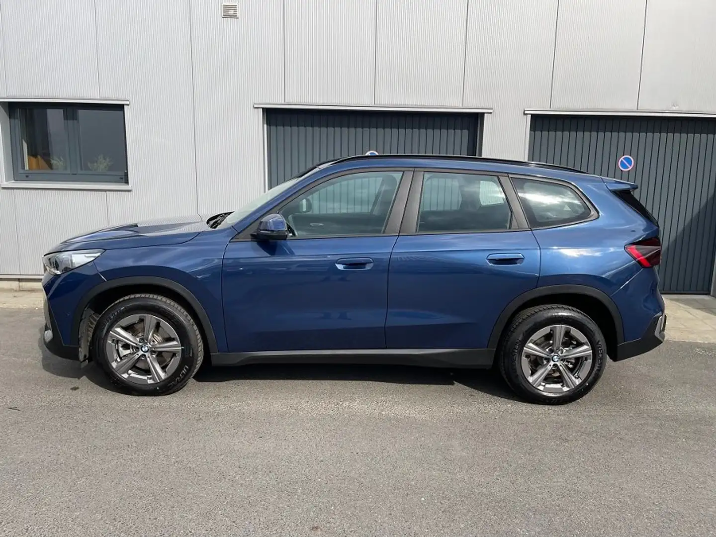 BMW X1 1.5iAS sDrive20 MHEV Bleu - 2
