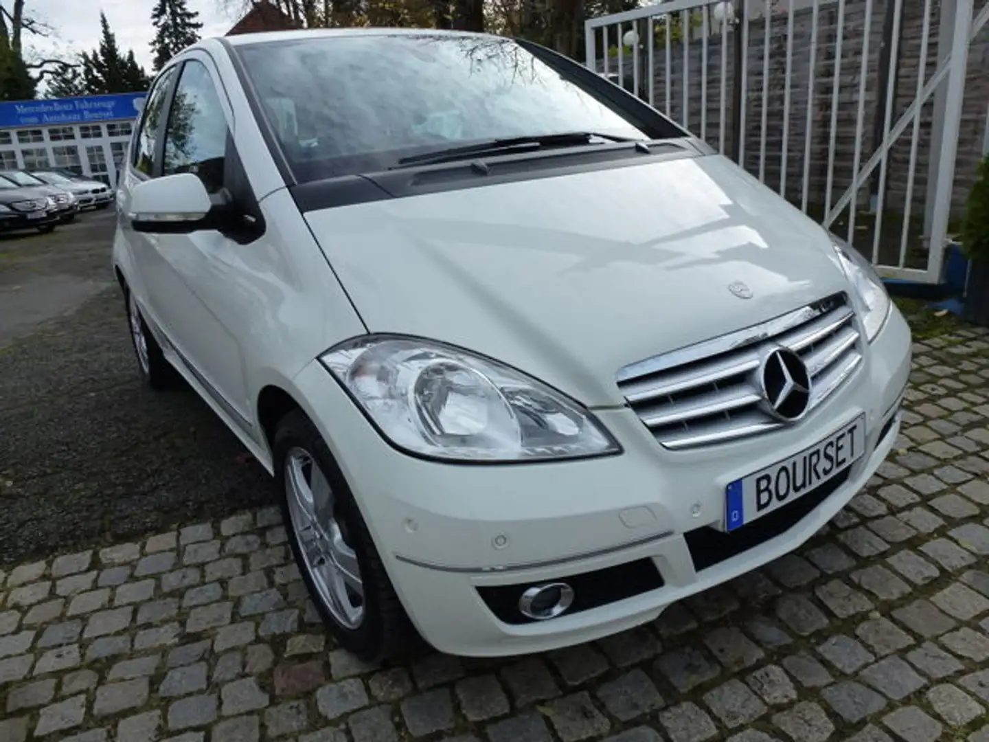 Mercedes-Benz A 180 AVANTGARDE Autom-Klima-Sitzheizung Allwetterbereif Weiß - 2