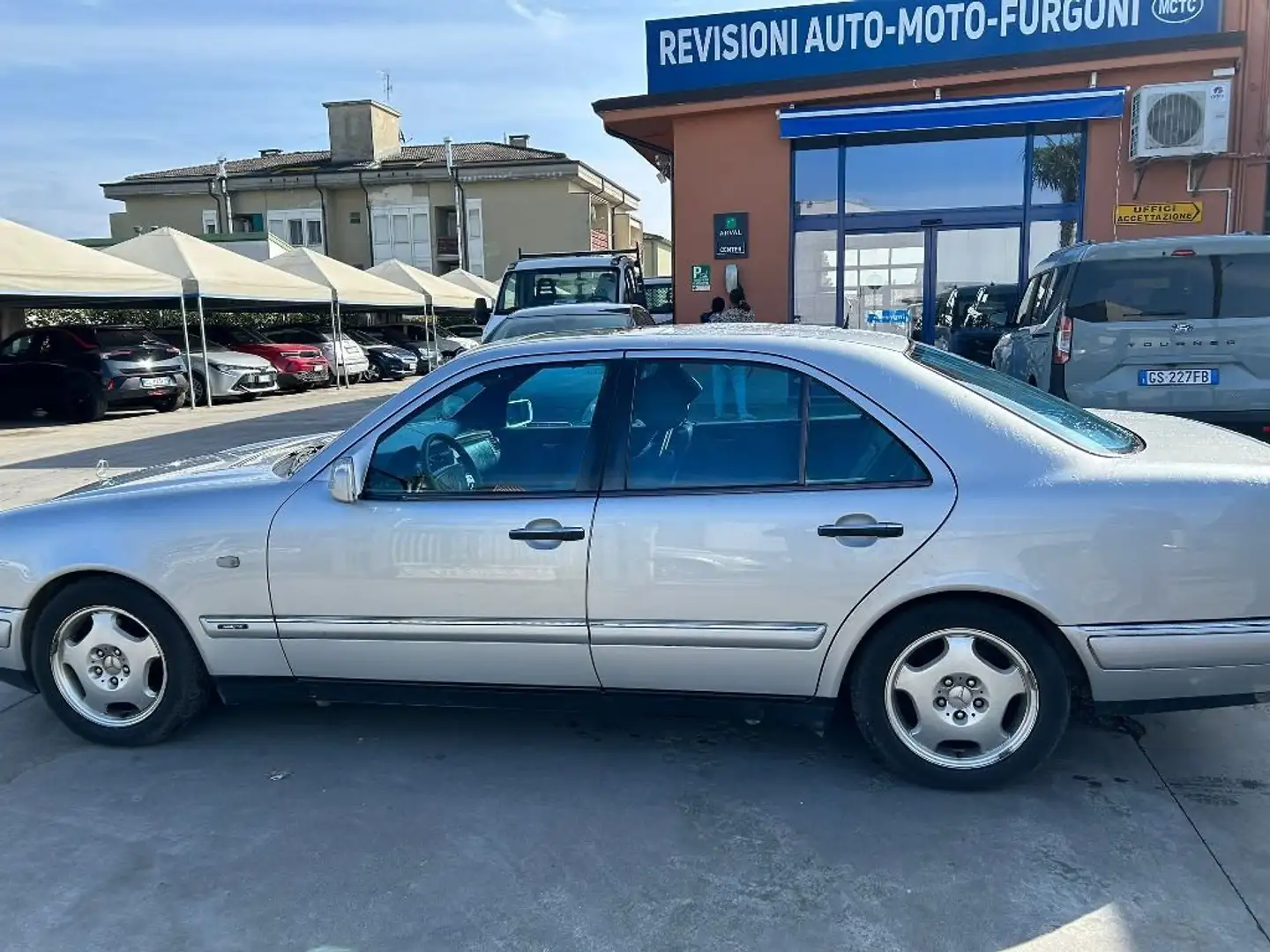 Mercedes-Benz E 200 Elegance Zilver - 1