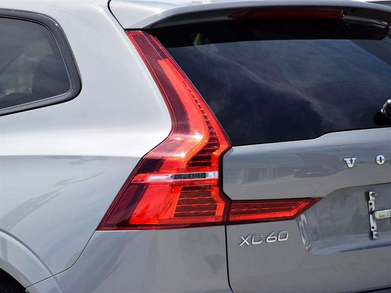 2024 Volvo XC60 Ultimate | Bowers and Wilkins | Pilot Assist | HUD thumb 16