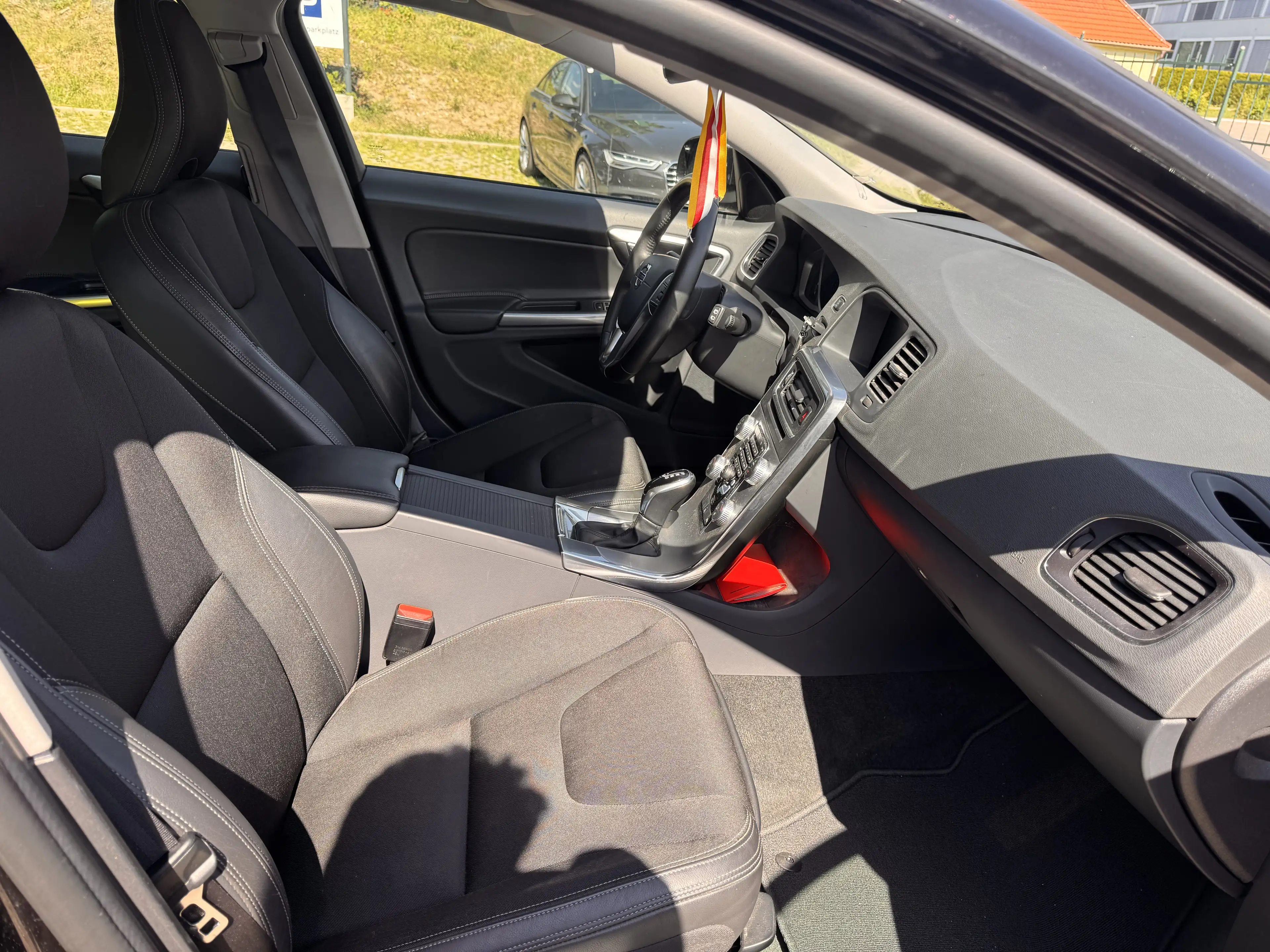 Volvo V60 Cross Country Plus AWD — photo 11
