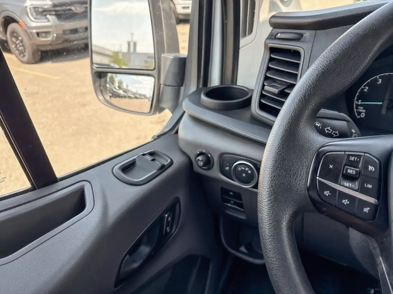 Ford Transit Cargo Van снимка Ford Transit Cargo Van