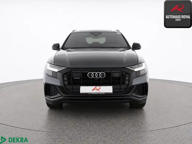 Audi Q8 view 8