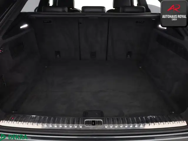 Audi Q8 view 14