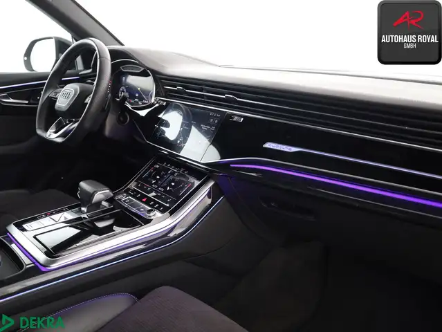 Audi Q8 view 10