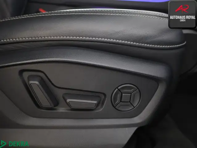 Audi Q8 view 12
