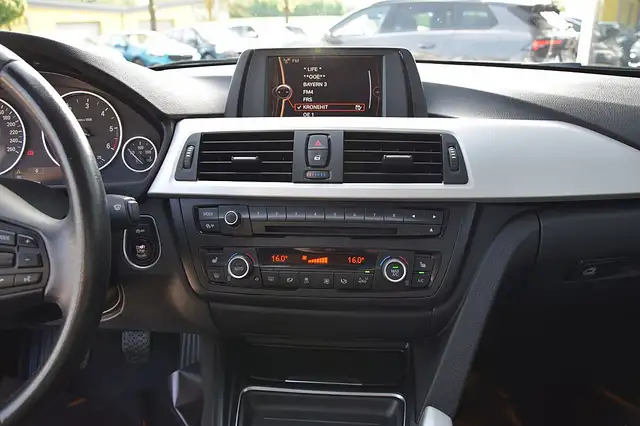 BMW 3 Series view 9
