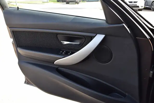 BMW 3 Series view 11