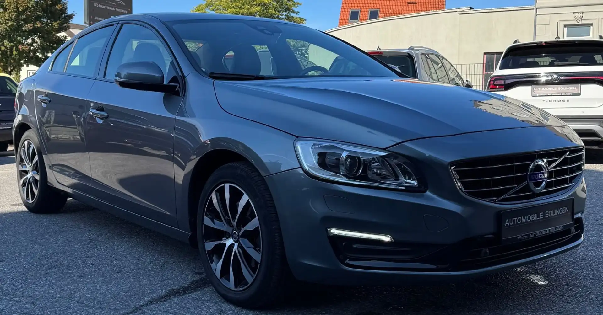 Volvo S60 Lim. Linje Svart NAV+PDC+RFK+SHZ+XEN+LED+AUT Grau - 2