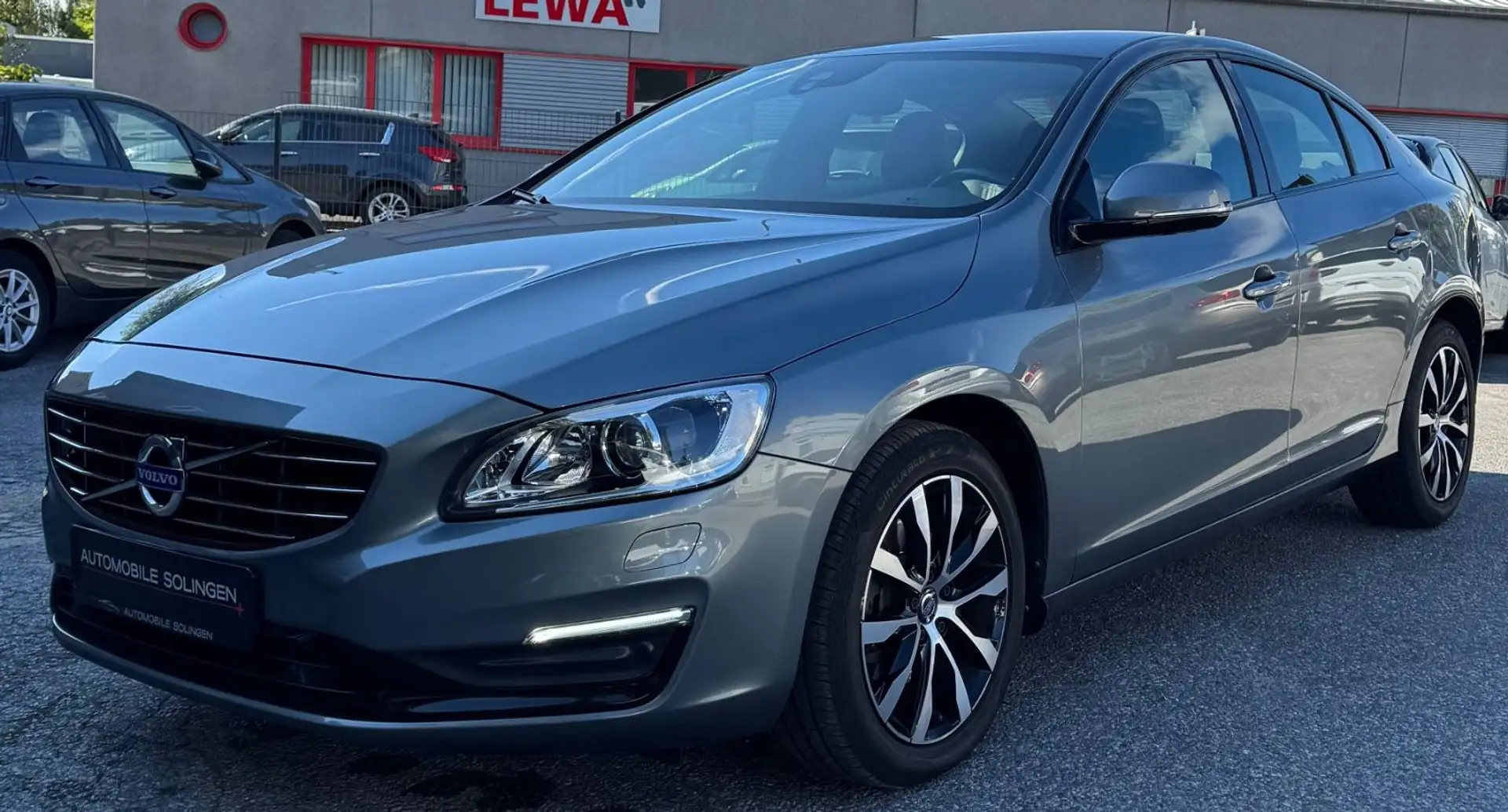 Volvo S60 Lim. Linje Svart NAV+PDC+RFK+SHZ+XEN+LED+AUT Grau - 1