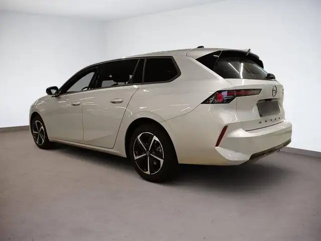 Opel Astra view 4