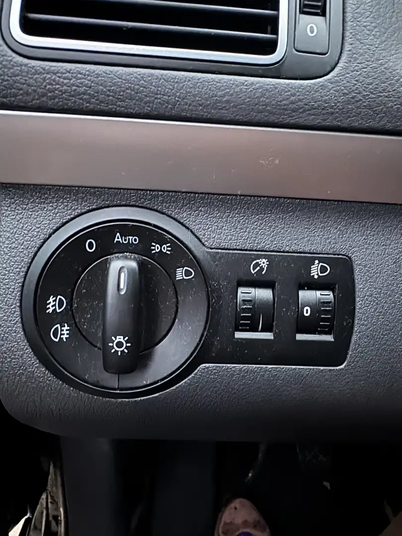 Volkswagen Touran 1.6 CR TDi Highline - 2