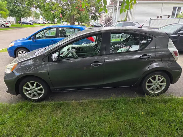 Toyota Prius c 2012 — photo 2