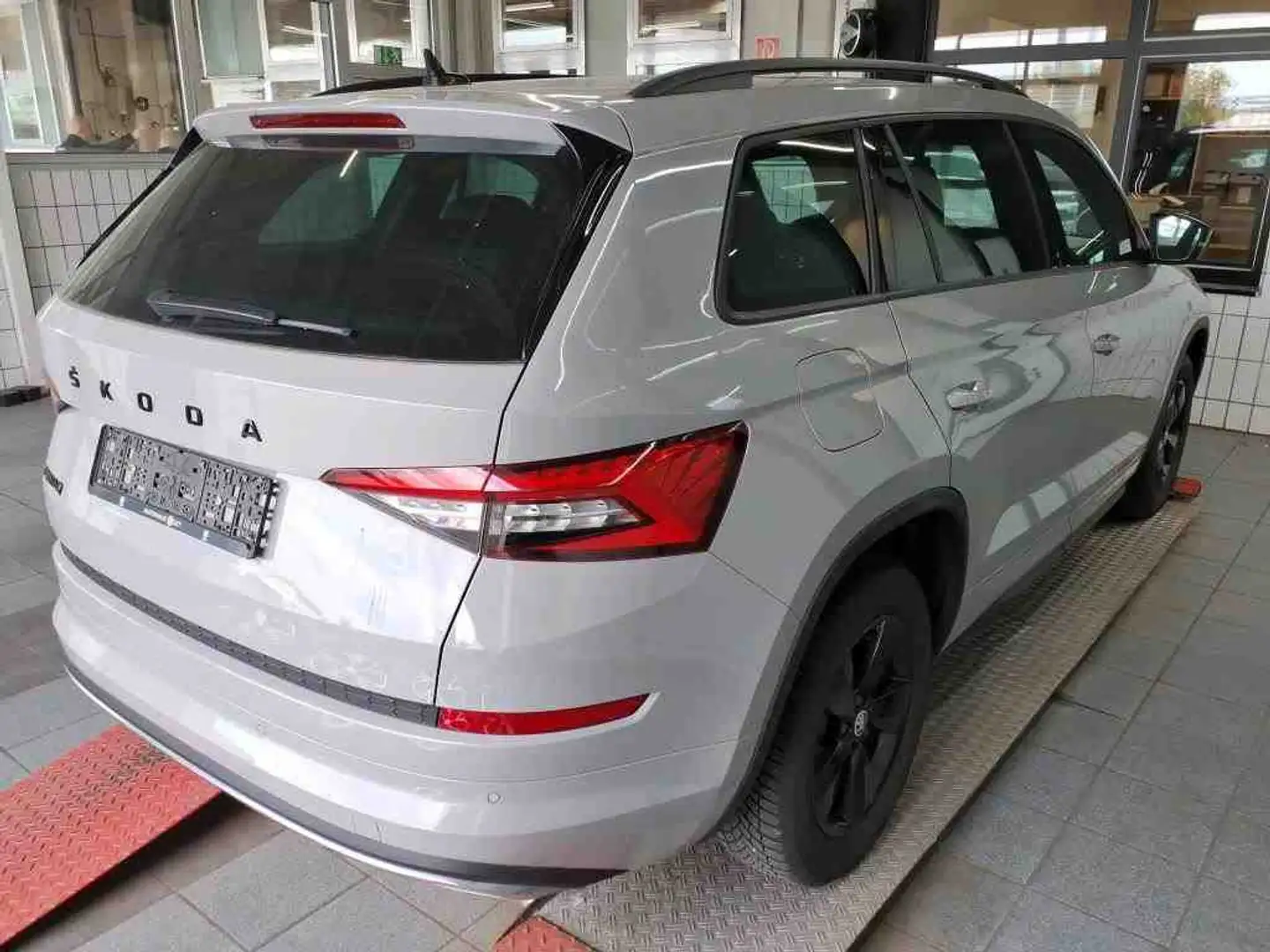 Skoda Kodiaq 2.0 TDI DSG Sportline*KESSY*CANTON*LED*PA Grau - 2