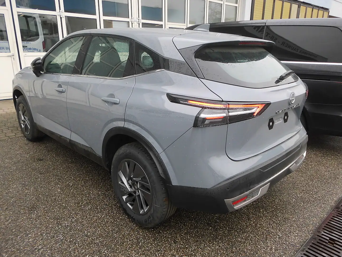 Nissan Qashqai 1,3 DIG-T Acenta Aut. Grau - 2