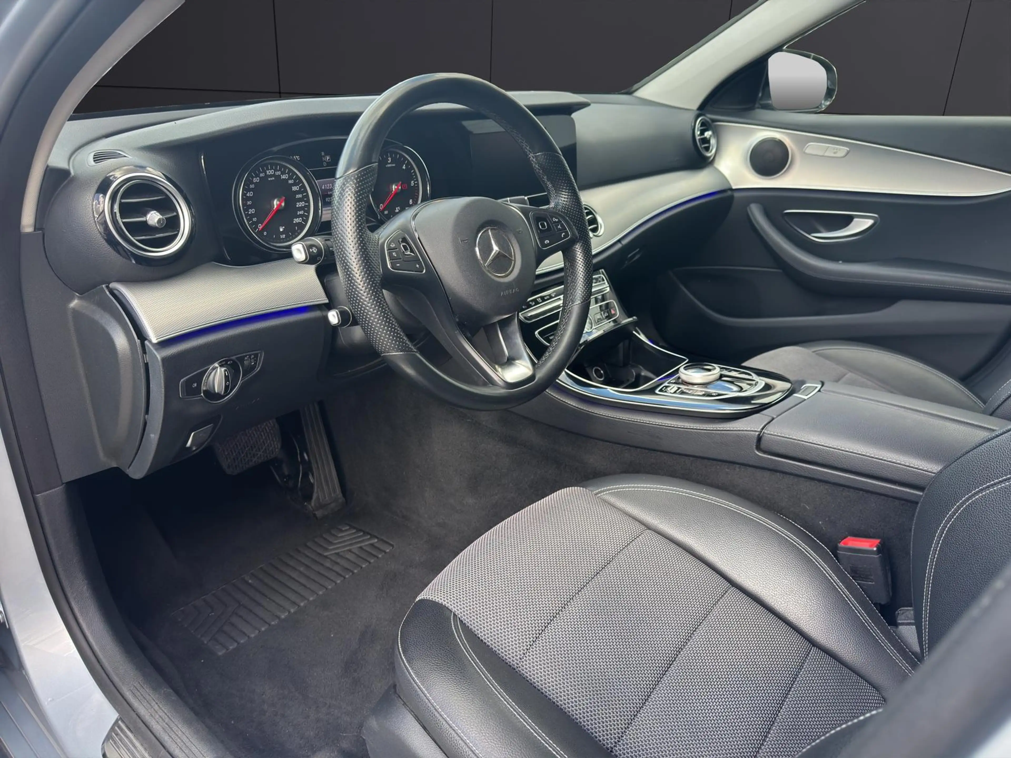 Mercedes-Benz E 220 d T Exclusive AVANTGARDE 9G-TRONIC AHK 360 LED — photo 12