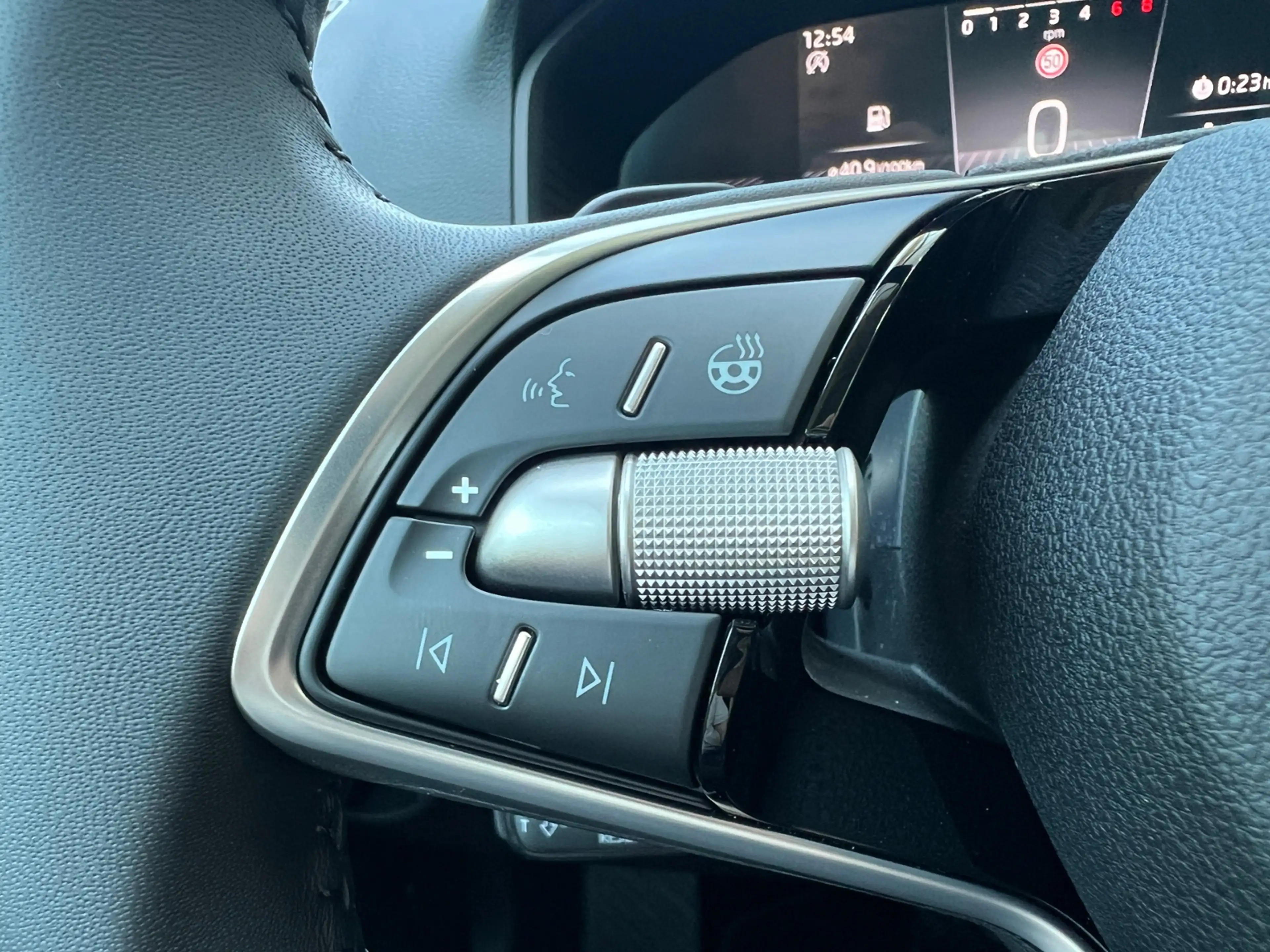 Skoda Karoq Balance 1.5 TSI DSG *AHK, Matrix LED, ACC, Smart — photo 12