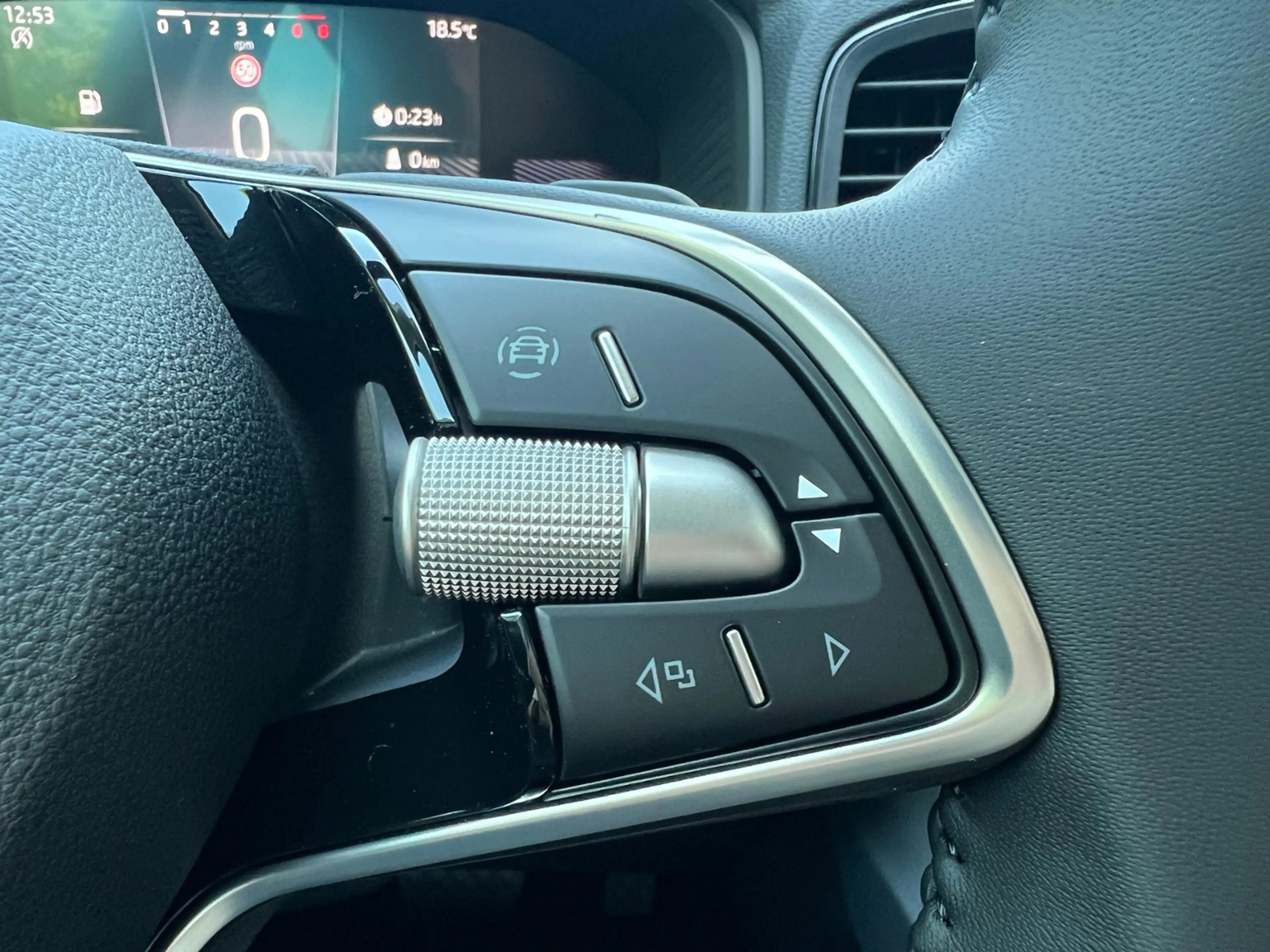 Skoda Karoq Balance 1.5 TSI DSG *AHK, Matrix LED, ACC, Smart — photo 13