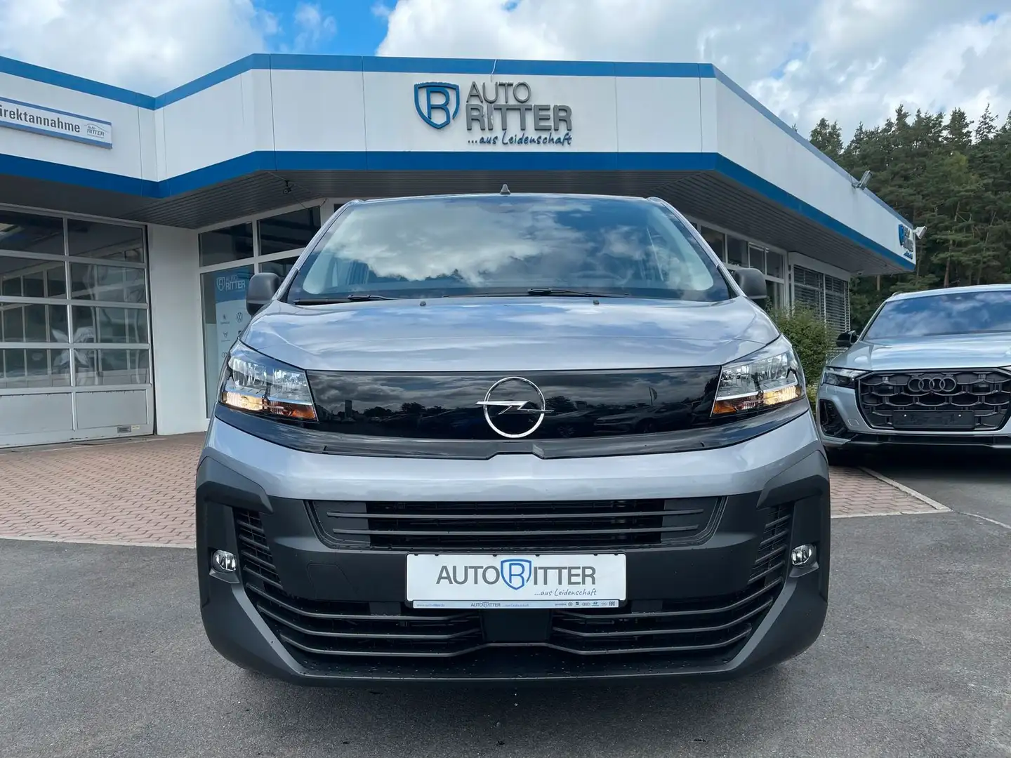 Opel Vivaro 9-Sitzer 177 PS Automatik Kamera+Navi+... Argent - 2
