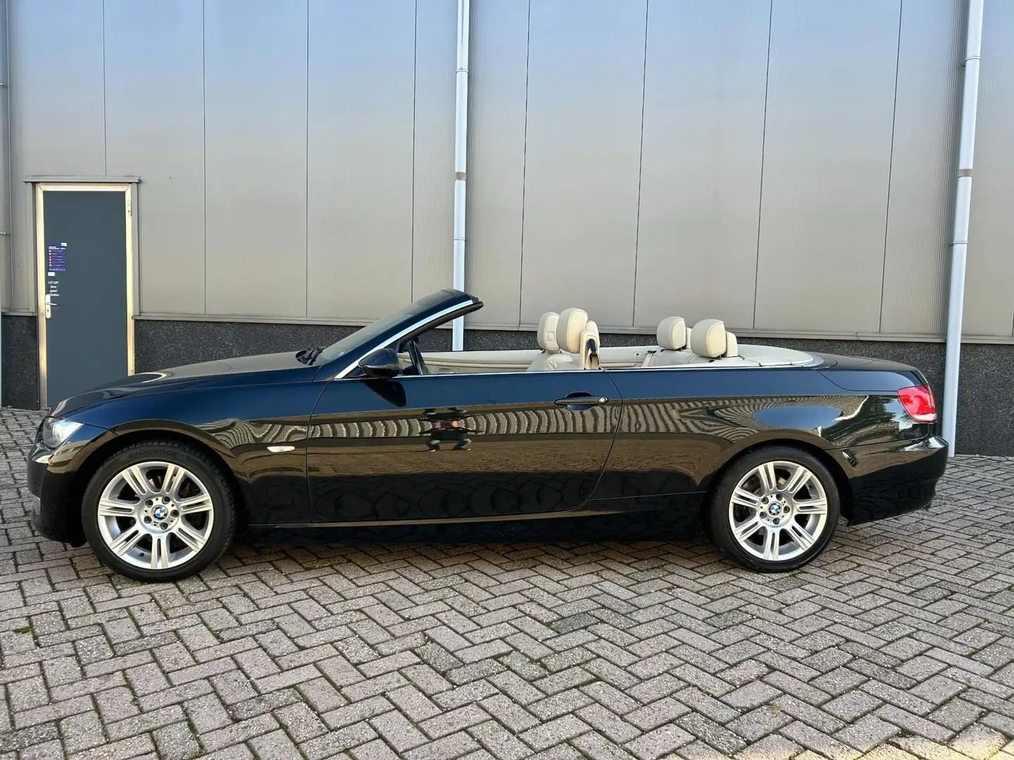 BMW 320 3-serie Cabrio 320i aut.,navi,leder,lmv,N.A.P Zwart - 2